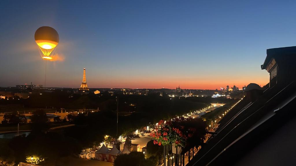 Hôtel Regina Louvre - Resim 2