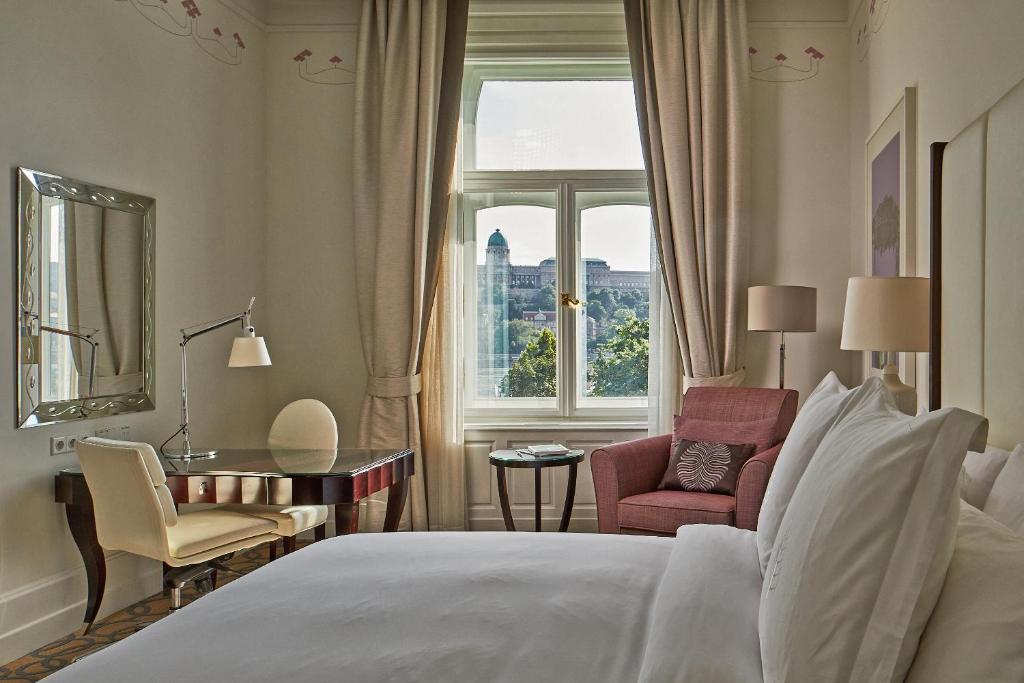 Posteľ alebo postele v izbe v ubytovaní Four Seasons Hotel Gresham Palace Budapest