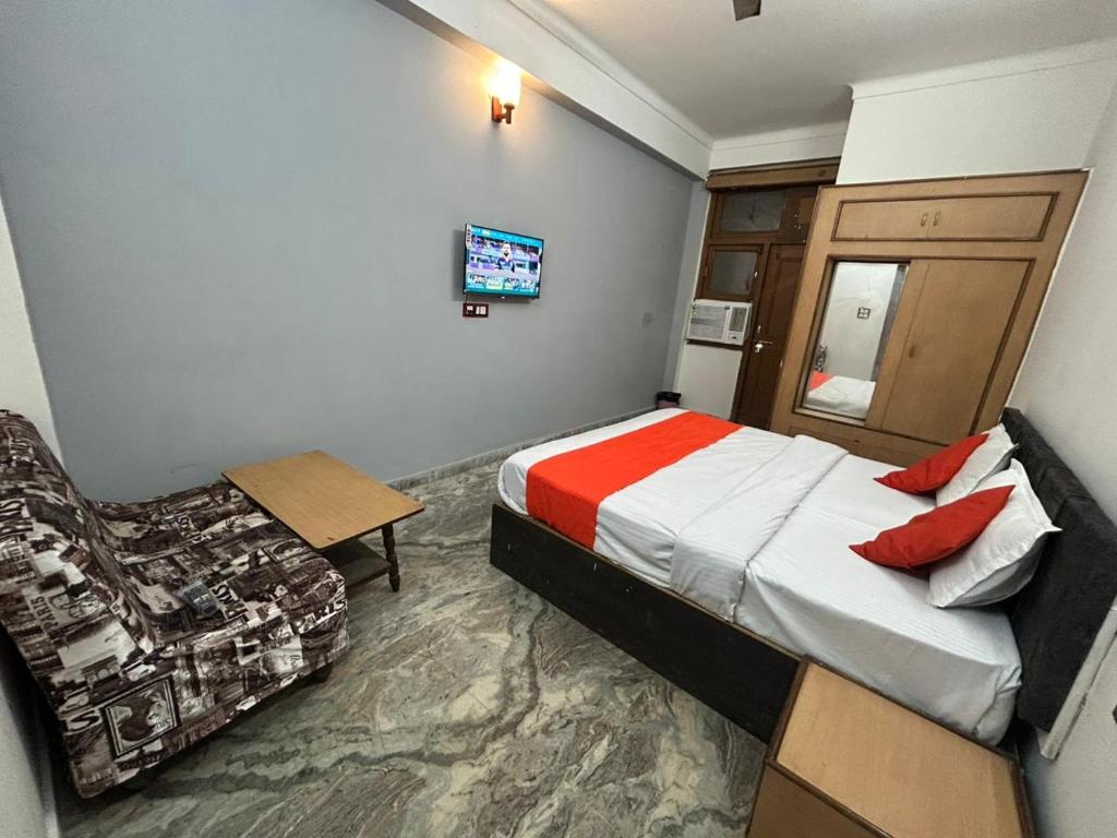 Una cama o camas en una habitación de Hotel Ramya Palace
