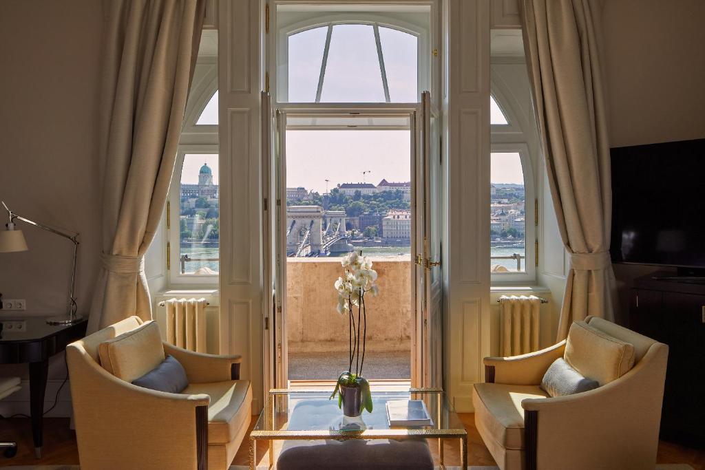 Four Seasons Hotel Gresham Palace Budapest - 河景公园套房与一张国王床
