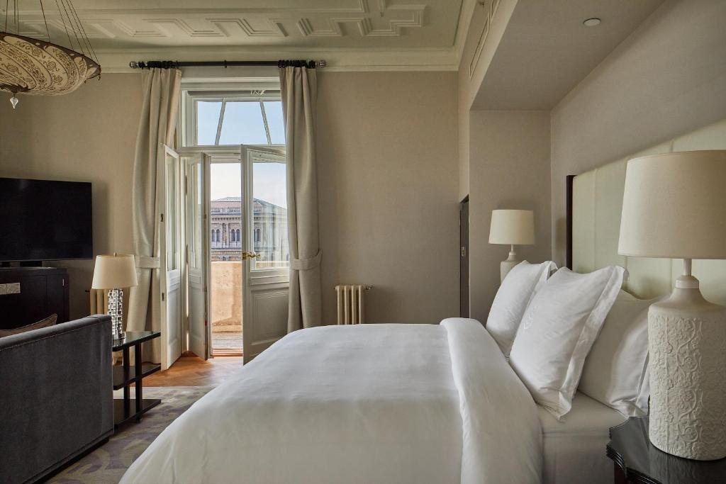 River View Park Suite with One King Bed