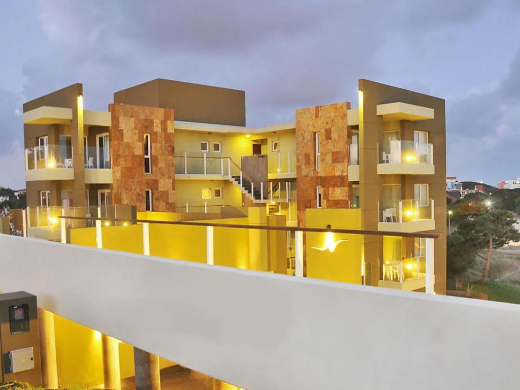 vista su un edificio giallo di NovaVista Apart & Spa a Villa Gesell