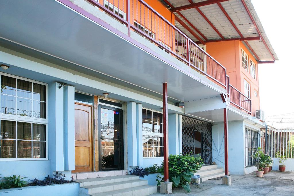 budynek ze schodami na boku w obiekcie Hotel Valerie w mieście Managua