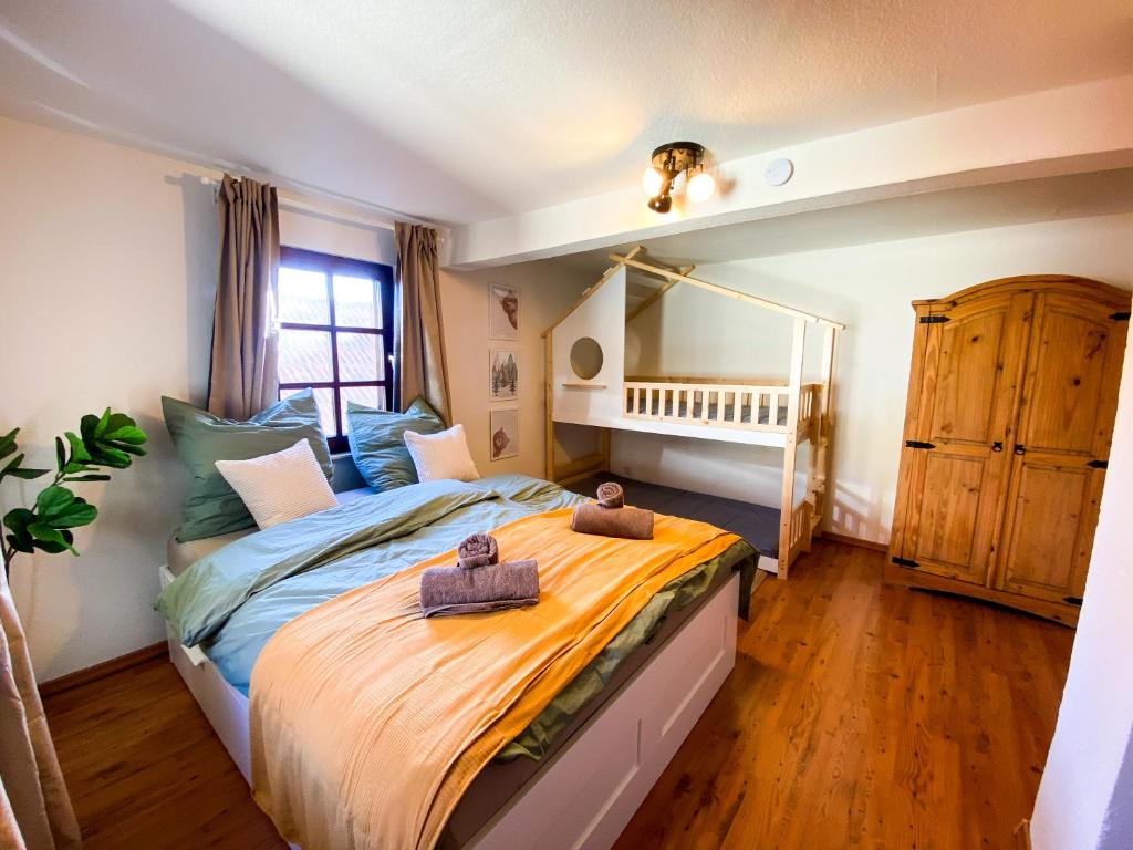 a bedroom with a bed with two towels on it at Familienglück im Waldglück Pfalz in Gleisweiler