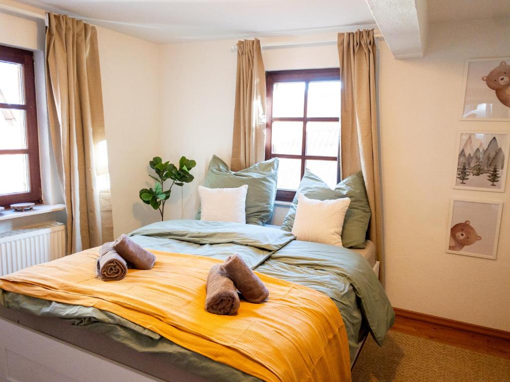 ein Schlafzimmer mit einem Bett mit zwei Stofftieren darauf in der Unterkunft Familienglück im Waldglück Pfalz in Gleisweiler