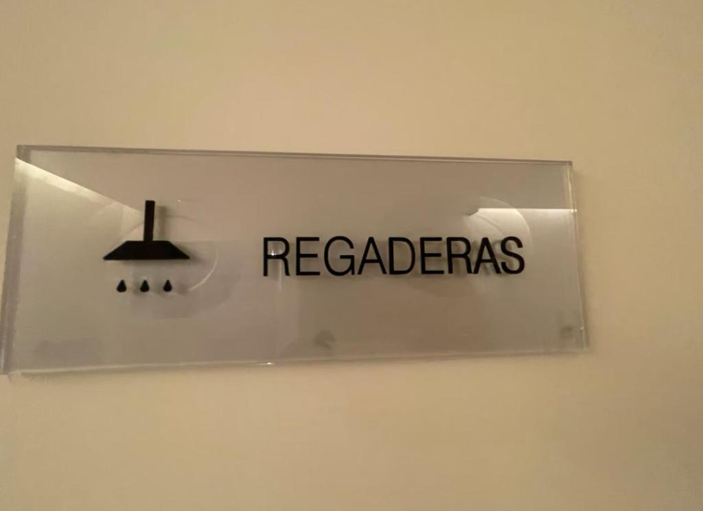 a sign on a wall with the words readers on it at Apartamento Nuevo y Lujoso! in Mexico City