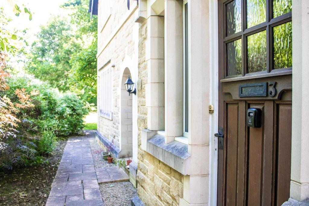 Meanwoodにある2 Bed - 2 Bath - Duplex Apartment next to LBU-Headingley Centre-YCC Arena-Families-Relocators - Long Stay Rates Availableの通路付家の扉