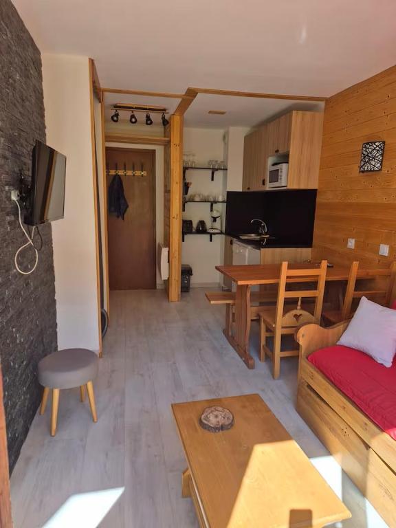un salon avec un canapé et une table dans l'établissement HB 1613 - Beau T2, 5pers, ski aux pieds, à Tignes