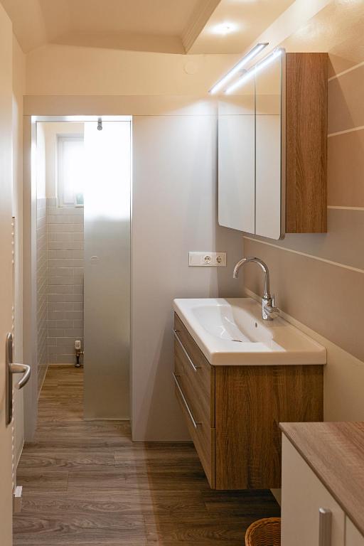 Koupelna v ubytování Ferienhaus Lechner für max 10 Personen - Wald und Naturgarten