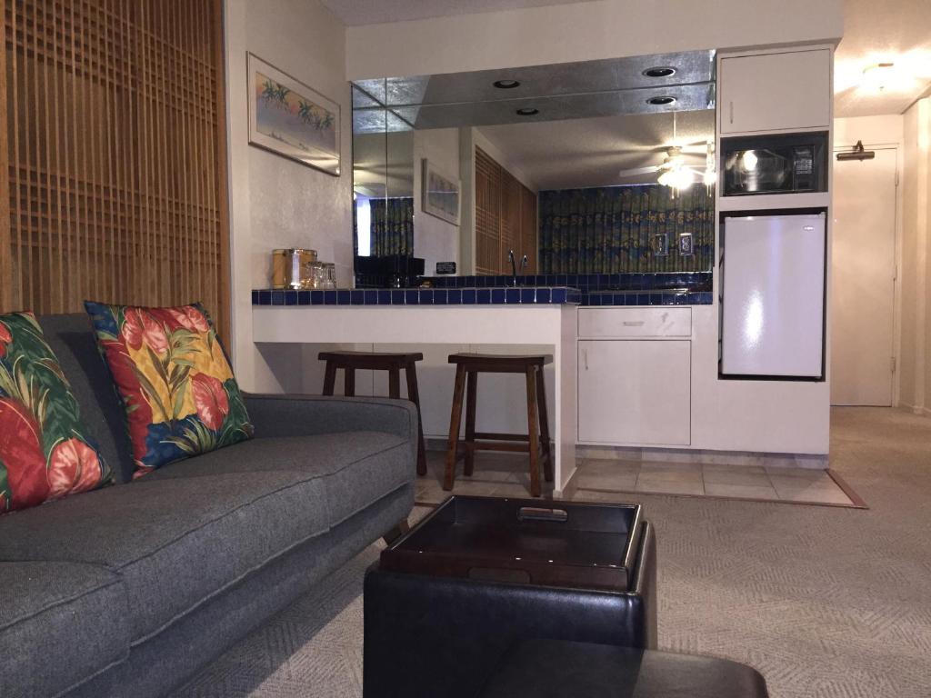 A cozinha ou cozinha compacta de Kuhio Banyan Hotel (with Kitchenettes)