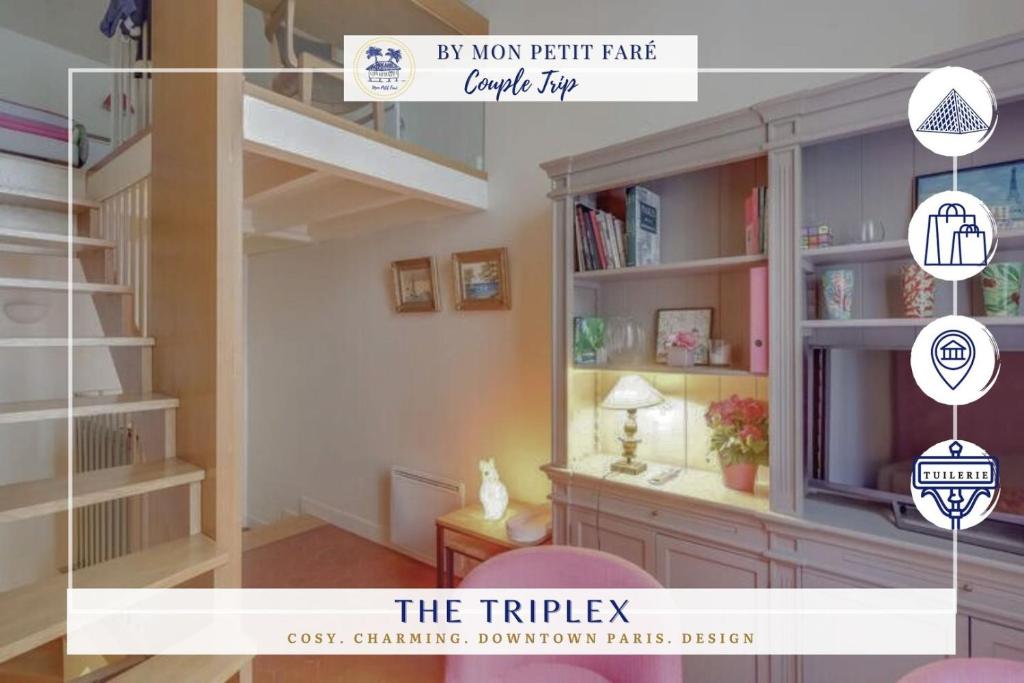 une chambre avec une étagère et un escalier dans l'établissement The Triplex - Cosy & Charming - Montorgueil, à Paris