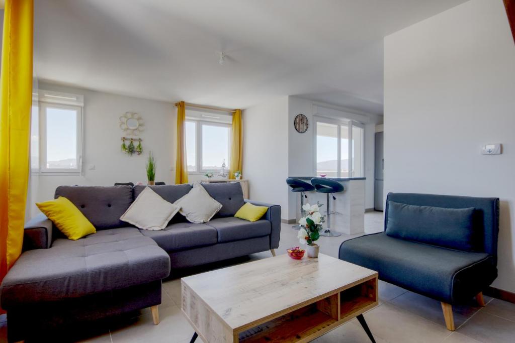 un salon avec un canapé et deux chaises dans l'établissement T3 Duplex avec parking et balcon à Euromed, à Marseille