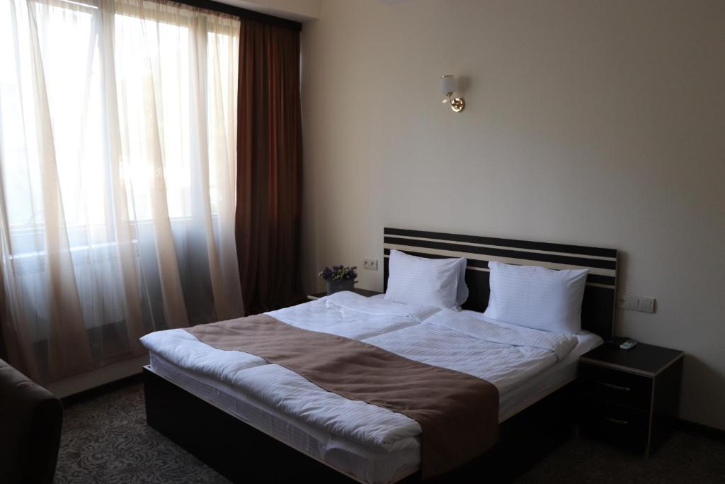 Postel nebo postele na pokoji v ubytování Yerevan Centre Hotel