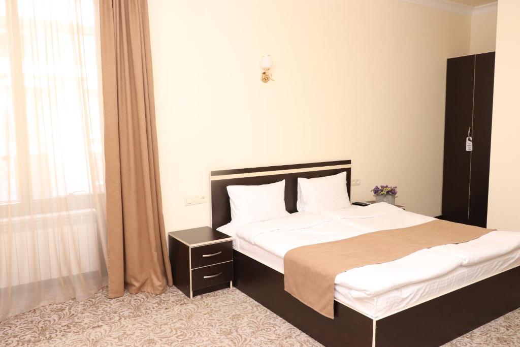 Postel nebo postele na pokoji v ubytování Yerevan Centre Hotel