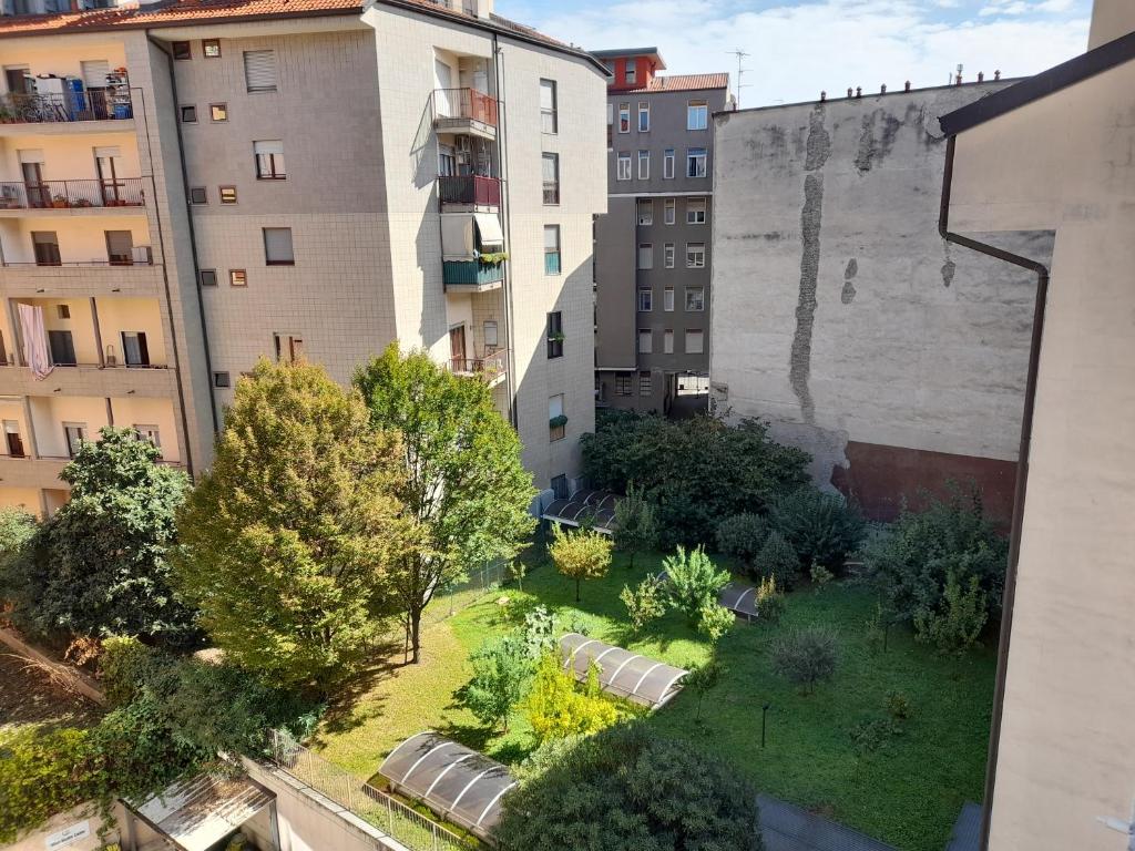 un jardín en medio de un edificio en -L' Oasi Del Turista, Room 1- CENTRAL STATION, en Milán