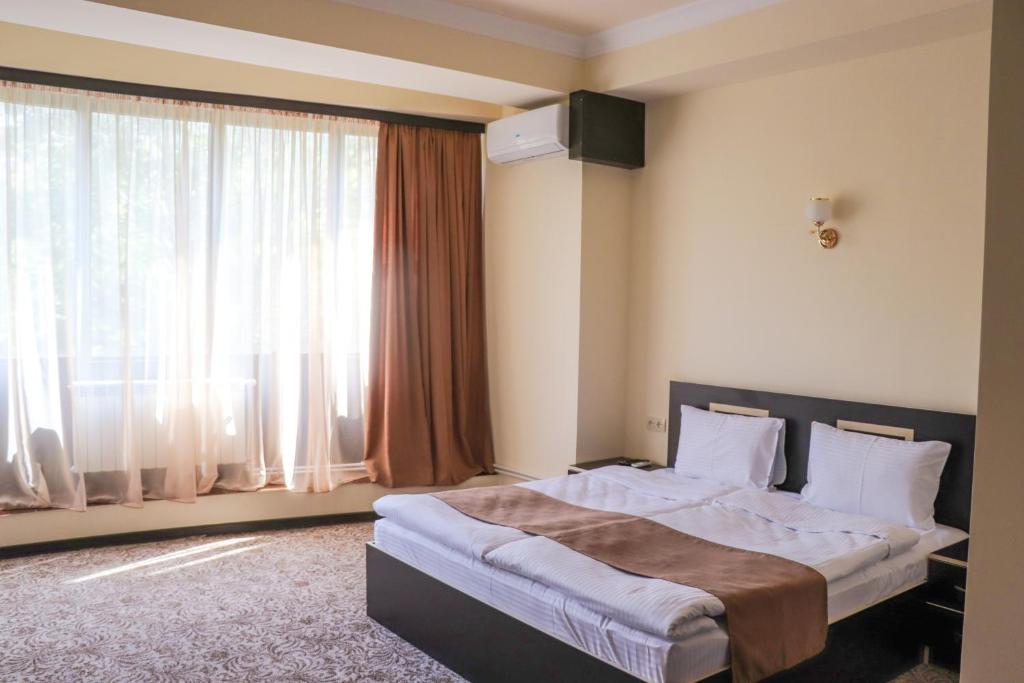 Postel nebo postele na pokoji v ubytování Yerevan Centre Hotel