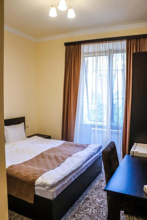 Postel nebo postele na pokoji v ubytování Yerevan Centre Hotel
