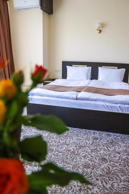 Postel nebo postele na pokoji v ubytování Yerevan Centre Hotel