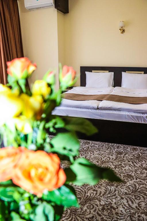 Postel nebo postele na pokoji v ubytování Yerevan Centre Hotel