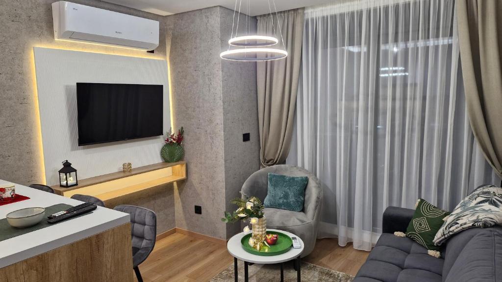 Телевизор и/или развлекательный центр в VIRTUS apartmani Vrnjačka Banja centar