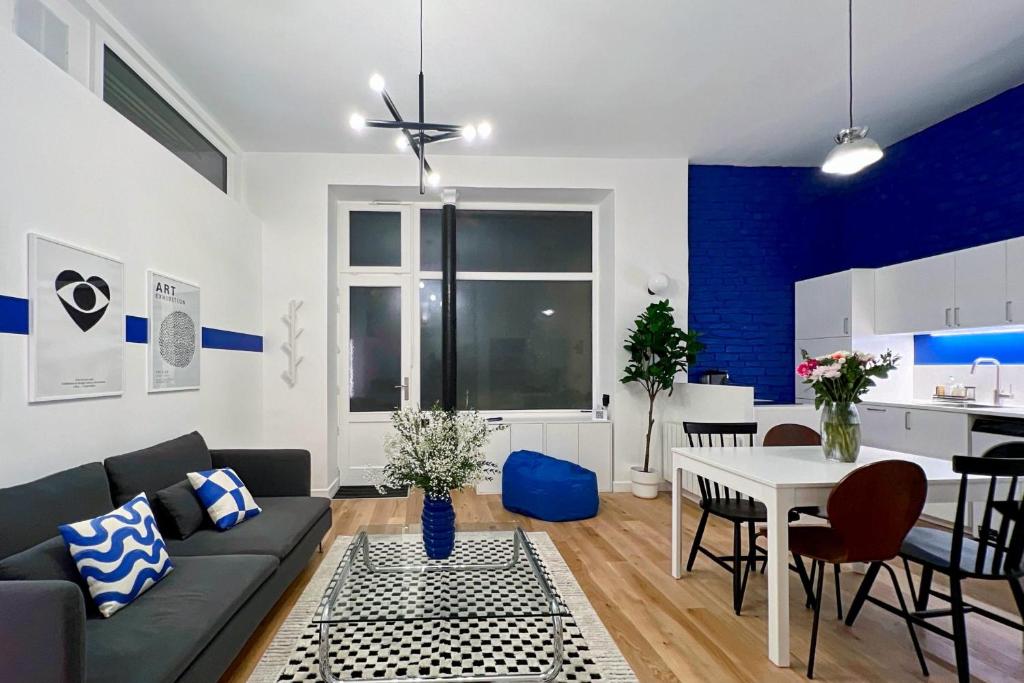 un salon avec un canapé et une table dans l'établissement Cosy T3 in the heart of Popincourt, à Paris