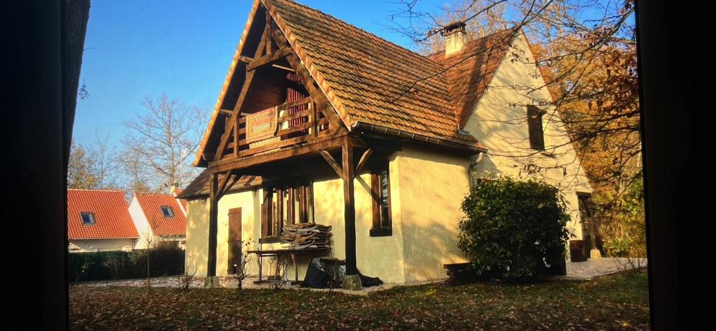 une maison au toit de gambrel dans l'établissement L'agréable Maison de Noisy, calme, T5, à Noisy-sur-École