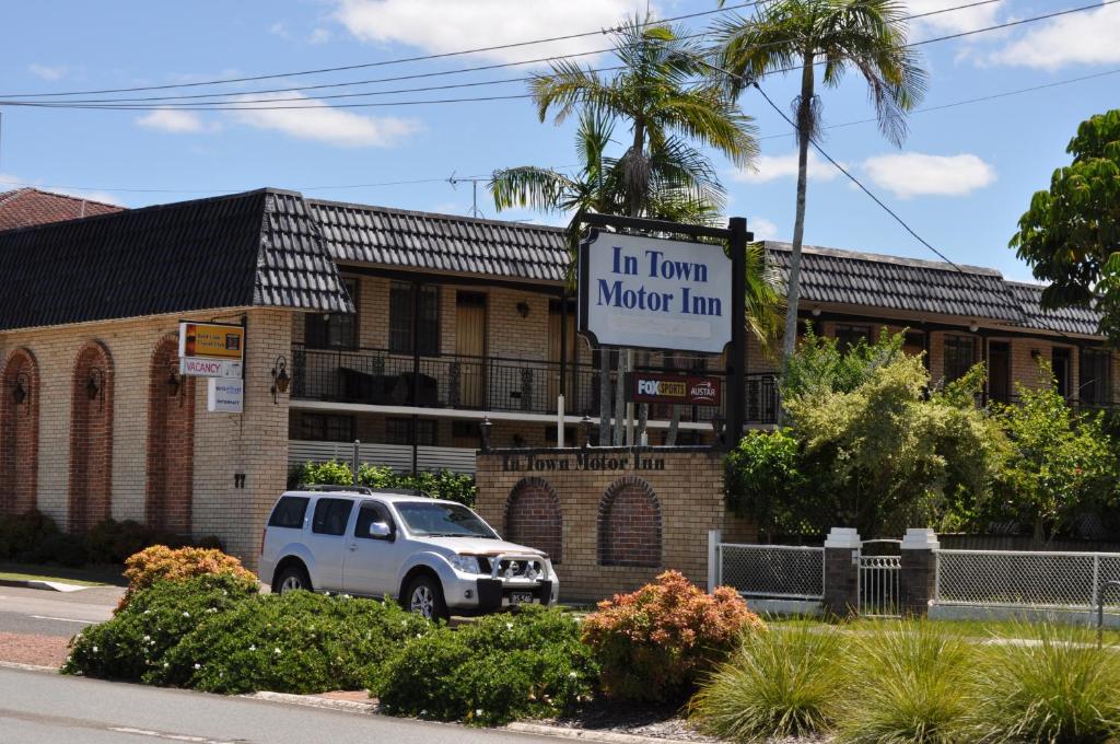 a building with a sign that reads in town motor inn at In Town Motor Inn in Taree