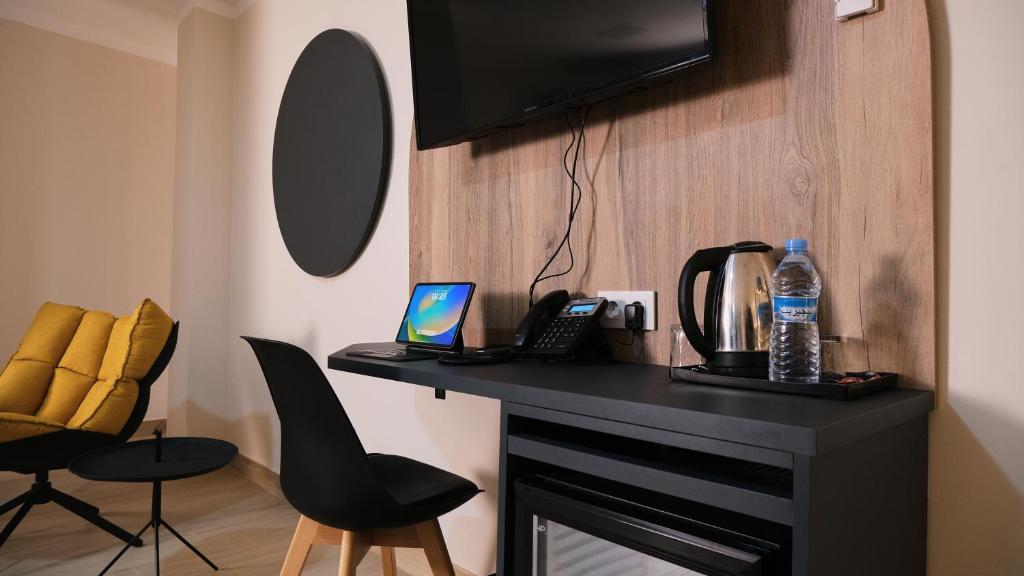 Příslušenství pro přípravu čaje a kávy v ubytování Hotel Aloe Emira NKC