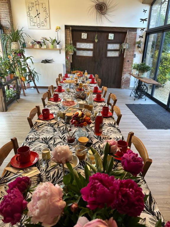 Lens-LestangにあるChateau de la Saoneの部屋の長テーブル