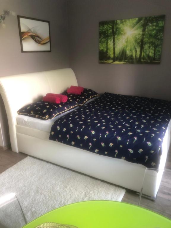 Cama en habitación con sofá blanco en River view, en Piešťany