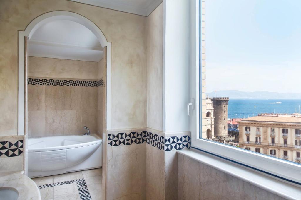 Renaissance Naples Hotel Mediterraneo - Resim 35