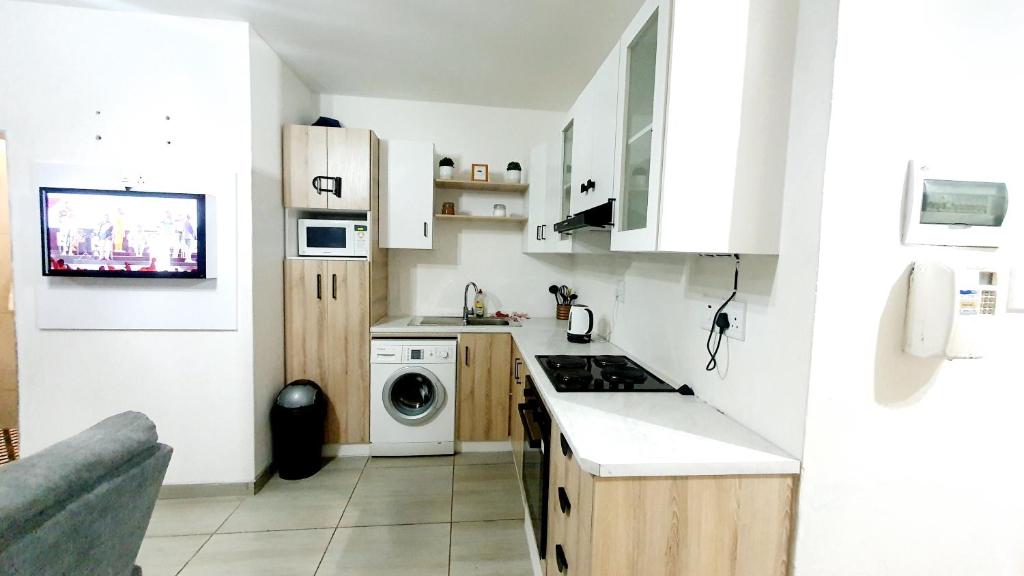 Η κουζίνα ή μικρή κουζίνα στο Effortless Budget Apartment Southernwood