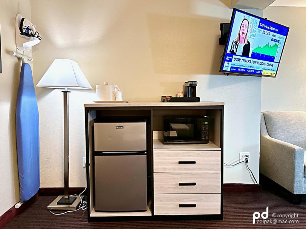 Kuchyň nebo kuchyňský kout v ubytování Travel Inn & Suites Flemington