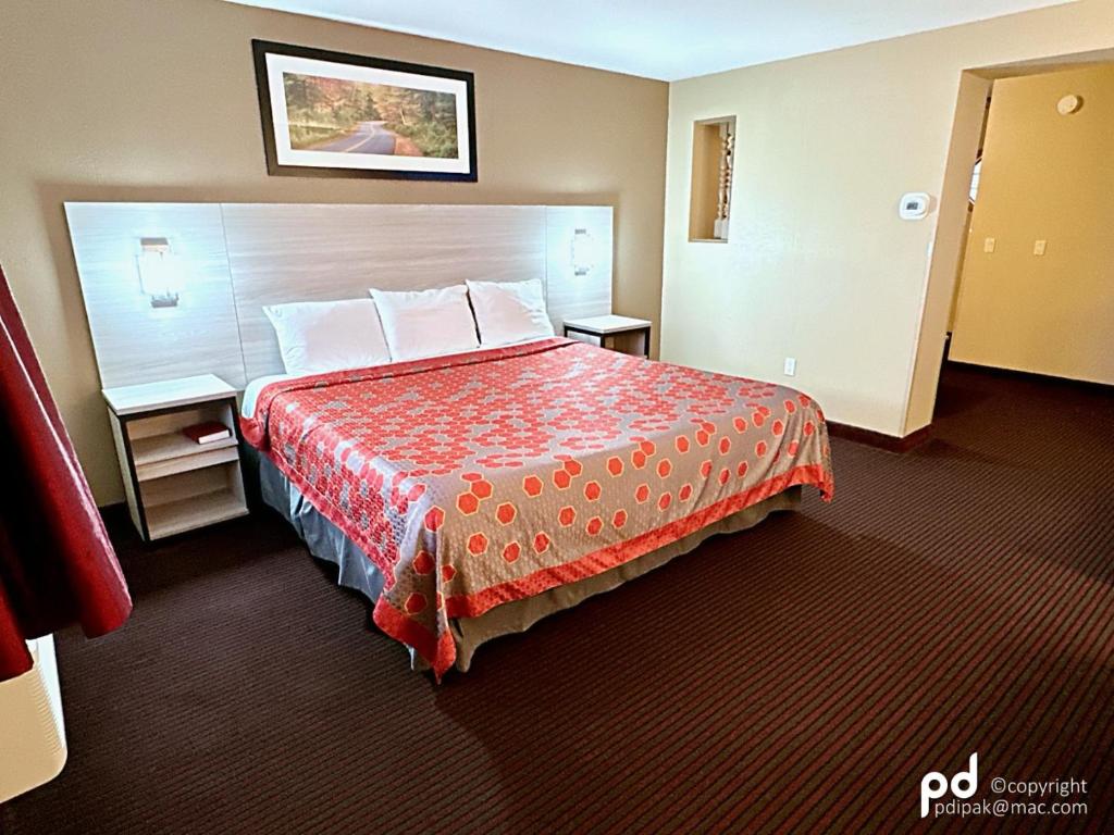 Postel nebo postele na pokoji v ubytování Travel Inn & Suites Flemington