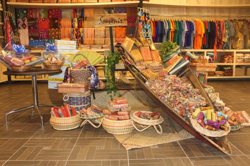 Supermarket nebo jiné obchody v  hotelu nebo okolí