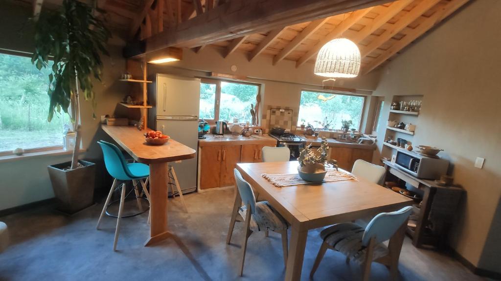 Kuchyň nebo kuchyňský kout v ubytování Nautilus Ecocasa Lago Puelo