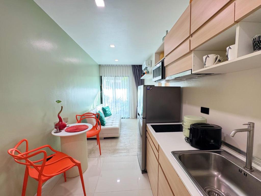 Kuchyň nebo kuchyňský kout v ubytování Safari 39sqm 1br apartment Pool walk to Naiyang Beach