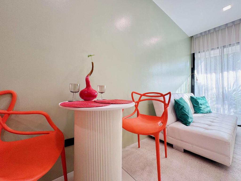 Postel nebo postele na pokoji v ubytování Safari 39sqm 1br apartment Pool walk to Naiyang Beach