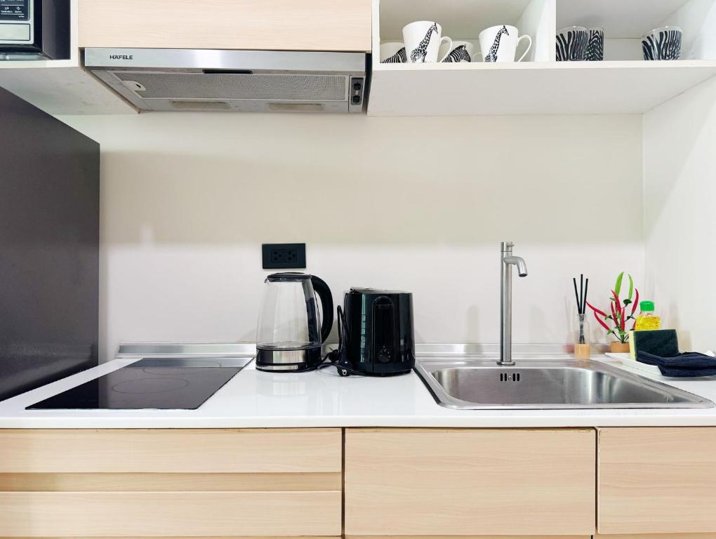 Kuchyň nebo kuchyňský kout v ubytování Safari 39sqm 1br apartment Pool walk to Naiyang Beach