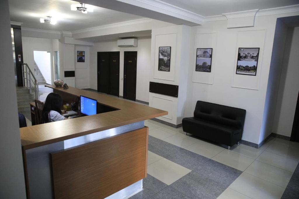 TV a/nebo společenská místnost v ubytování Yerevan Centre Hotel