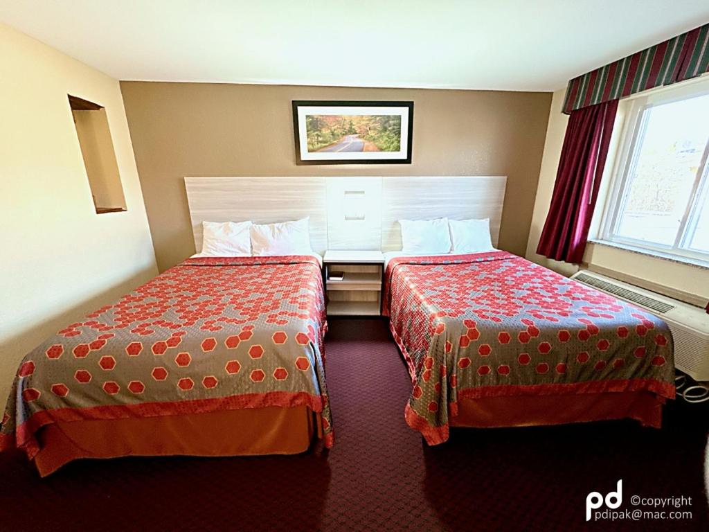 Postel nebo postele na pokoji v ubytování Travel Inn & Suites Flemington