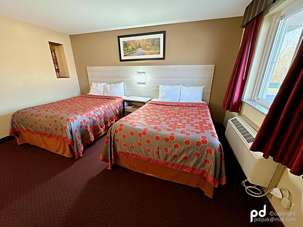 Postel nebo postele na pokoji v ubytování Travel Inn & Suites Flemington