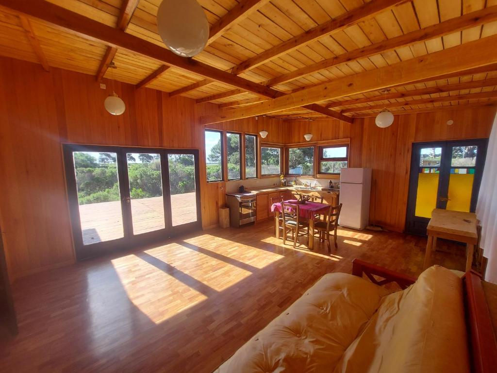 マル・デル・プラタにあるCasa de Marのソファとテーブルのあるリビングルーム