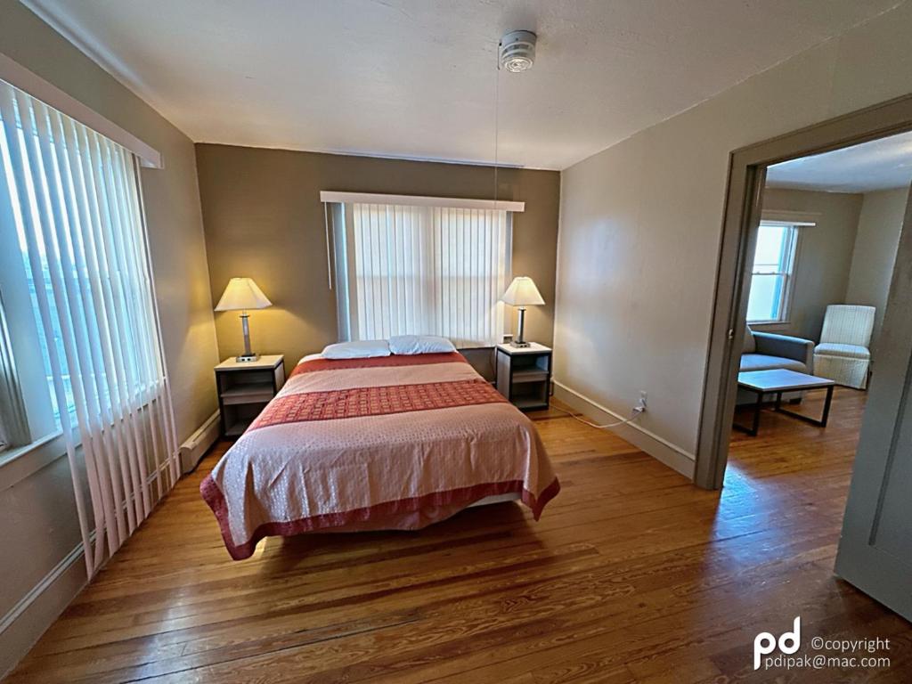 Postel nebo postele na pokoji v ubytování Travel Inn & Suites Flemington