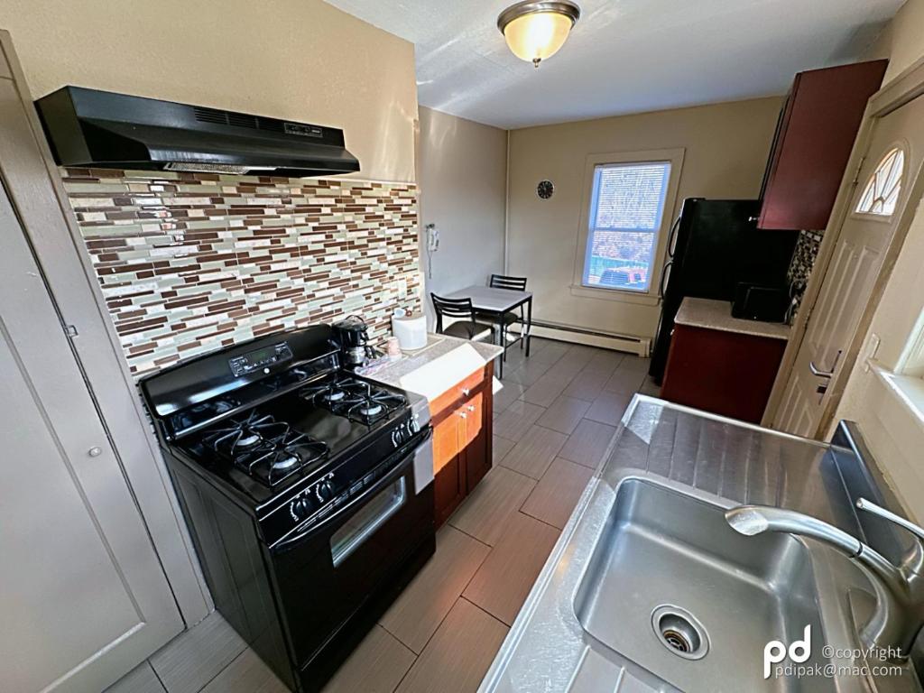 Kuchyň nebo kuchyňský kout v ubytování Travel Inn & Suites Flemington