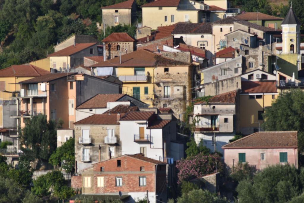 een dorp op een heuvel met huizen bij Silvio's Home in Terradura