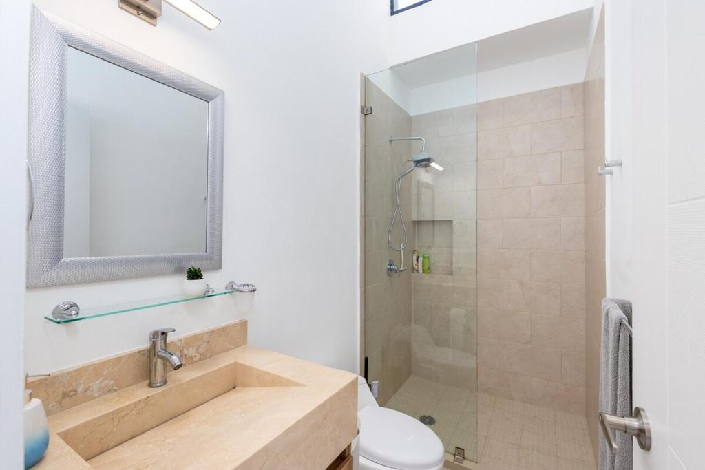 a bathroom with a sink and a shower at Ebano Residential in Las Juntas