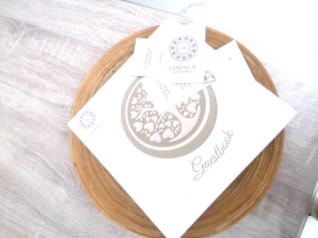 a plate with a white card on a table at Casa Gimaga in Pozzuoli