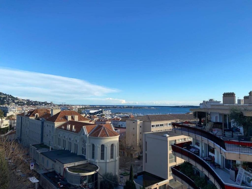 une vue aérienne d'une ville avec des bâtiments dans l'établissement C010 - Magnifique Appartement Toit Terrasse, à Cannes