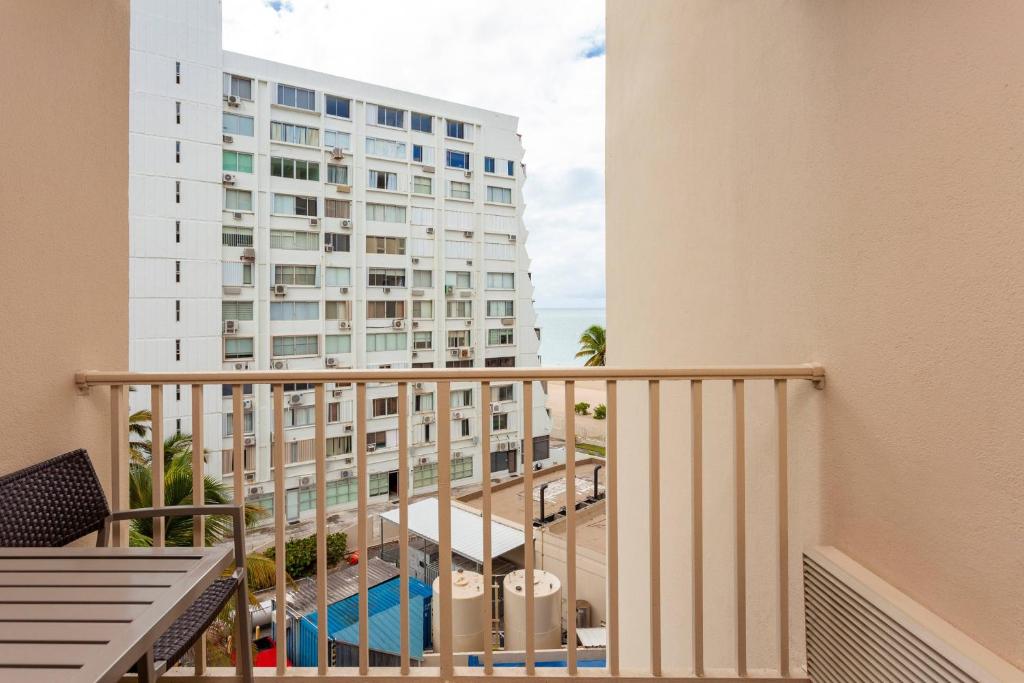 Bazén v ubytování Courtyard by Marriott Isla Verde Beach Resort nebo v jeho okolí